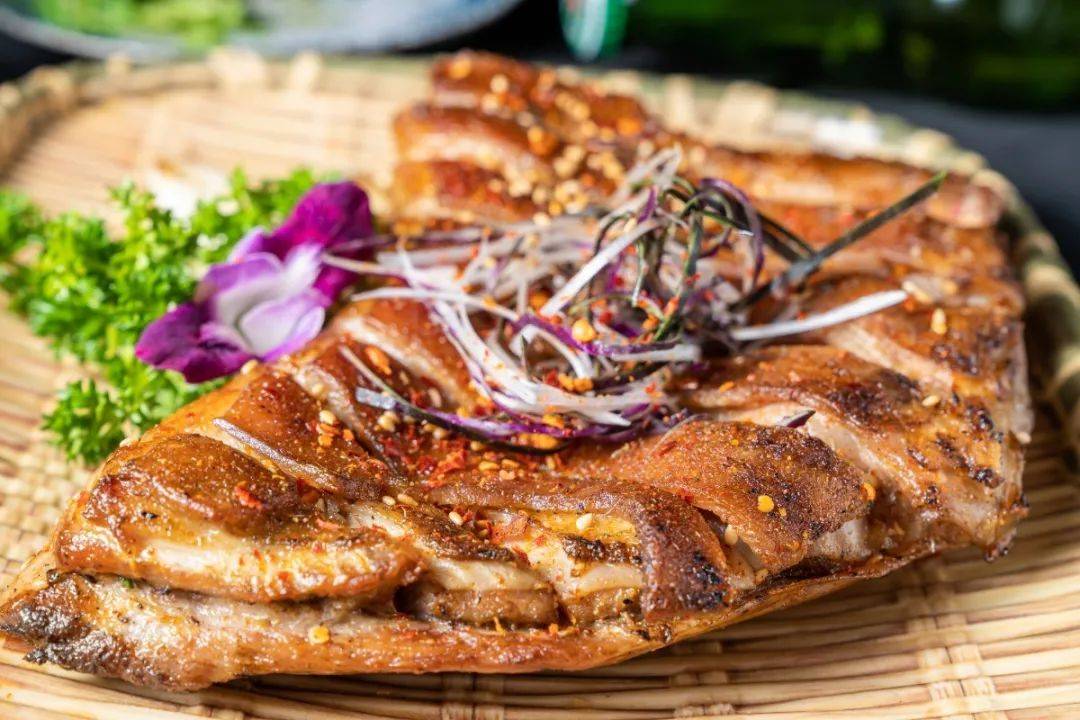 烤羊排并不是每一家烧烤店都能轻易做出来的"硬菜",黄飞鸿的羊排选用