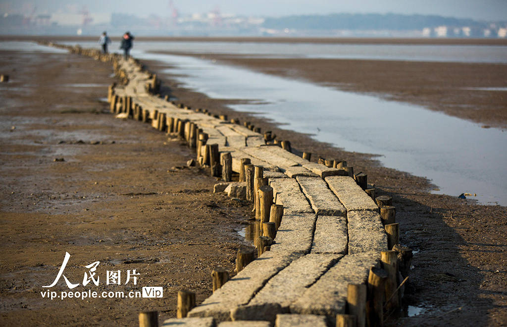 江西都昌鄱阳湖水枯湖底明代古桥露真容