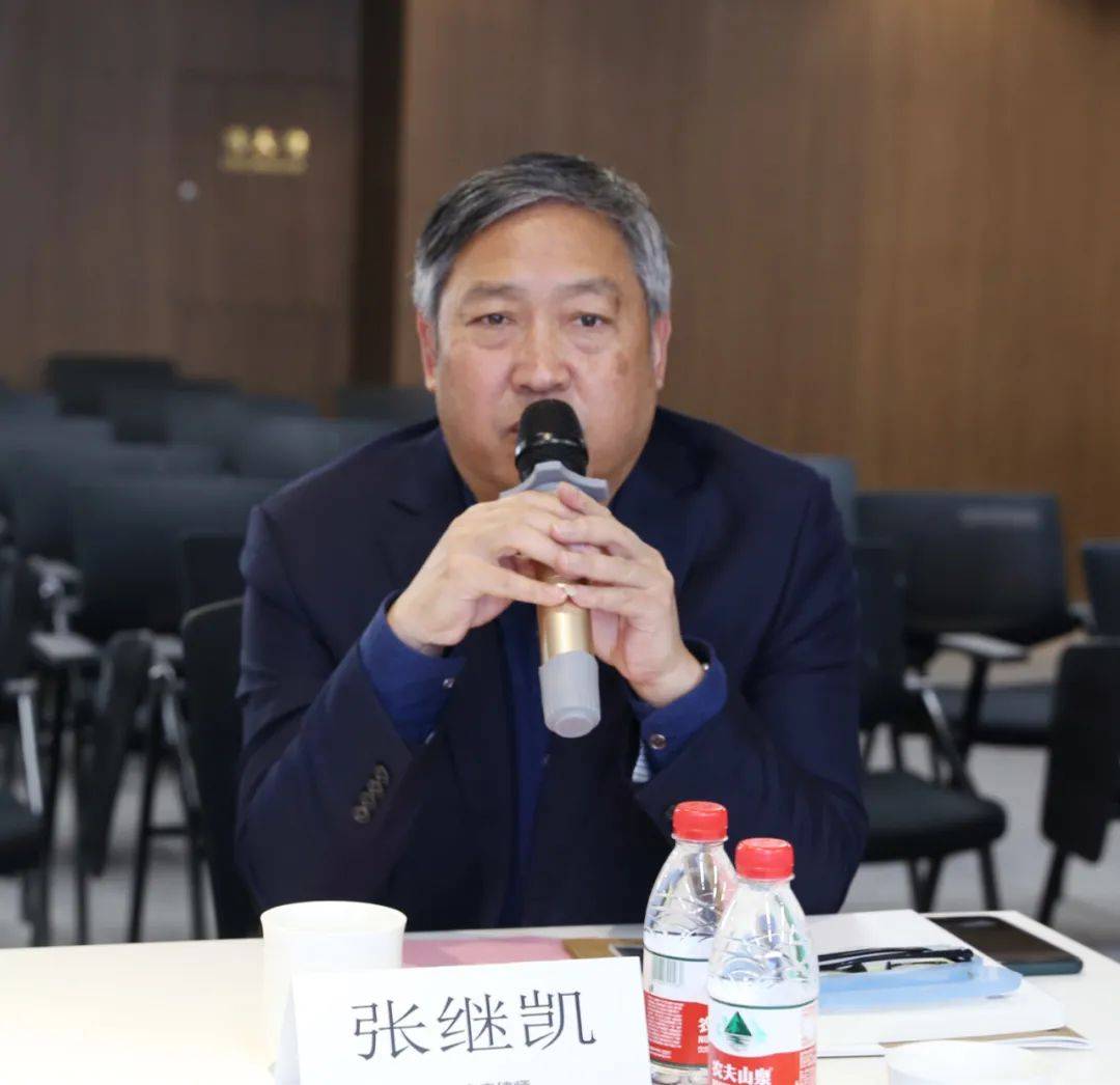 张继凯副会长感谢文丰对"西部计划"律师无微不至的照顾和关心,五名