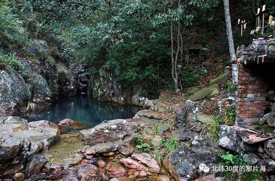 一处位于今鹤浦镇樊岙水库龙潭坑,如今白龙潭