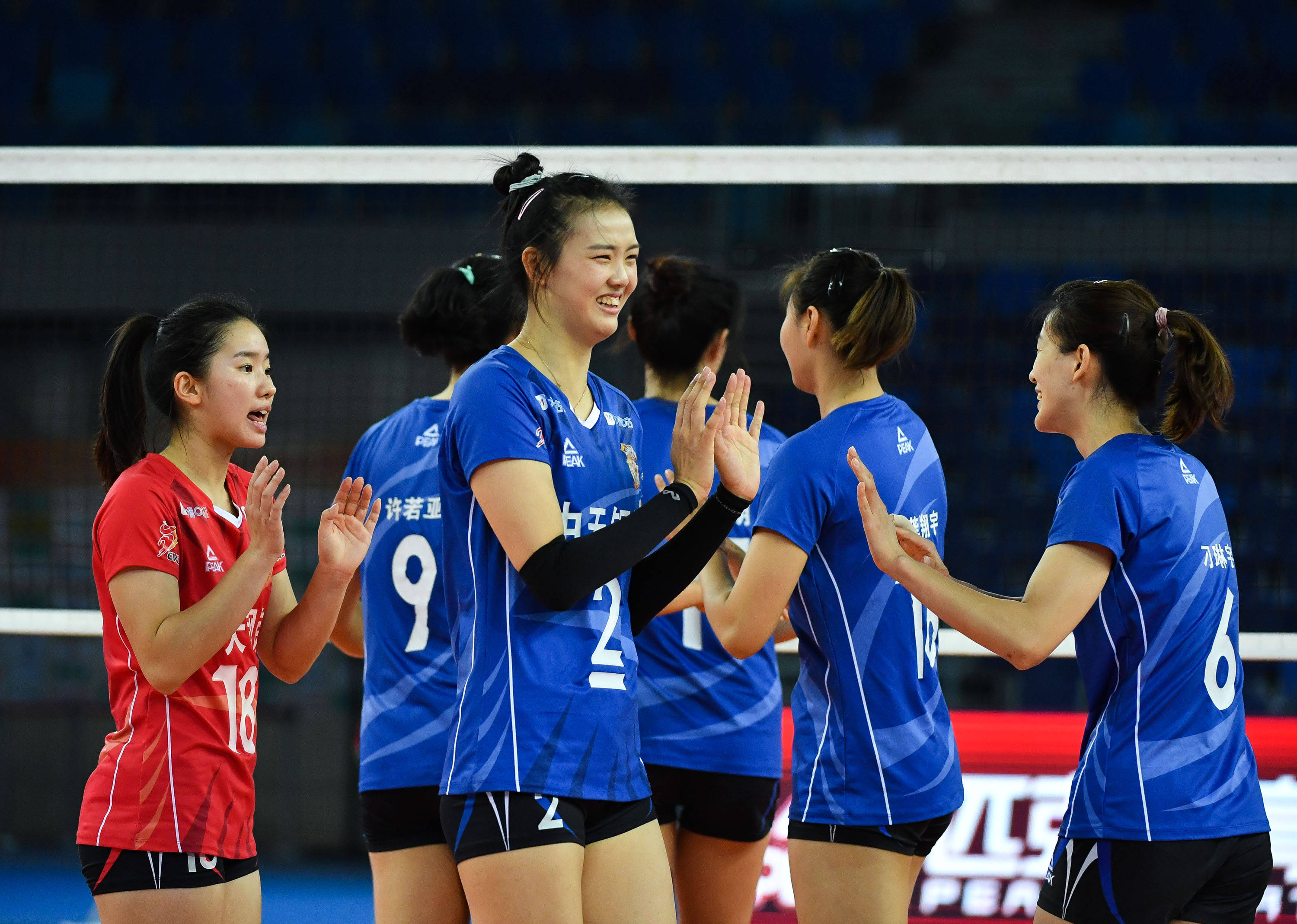 排球——女排联赛:江苏胜上海_苏中