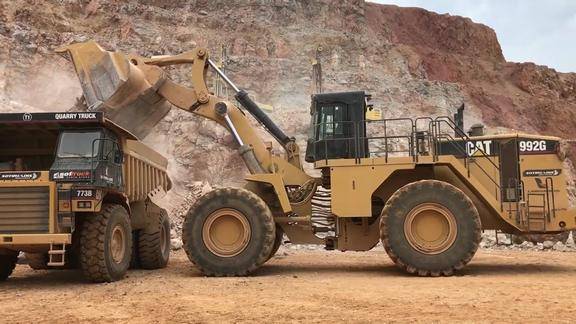 工程机械卡特cat992g轮式铲车工作过程实拍