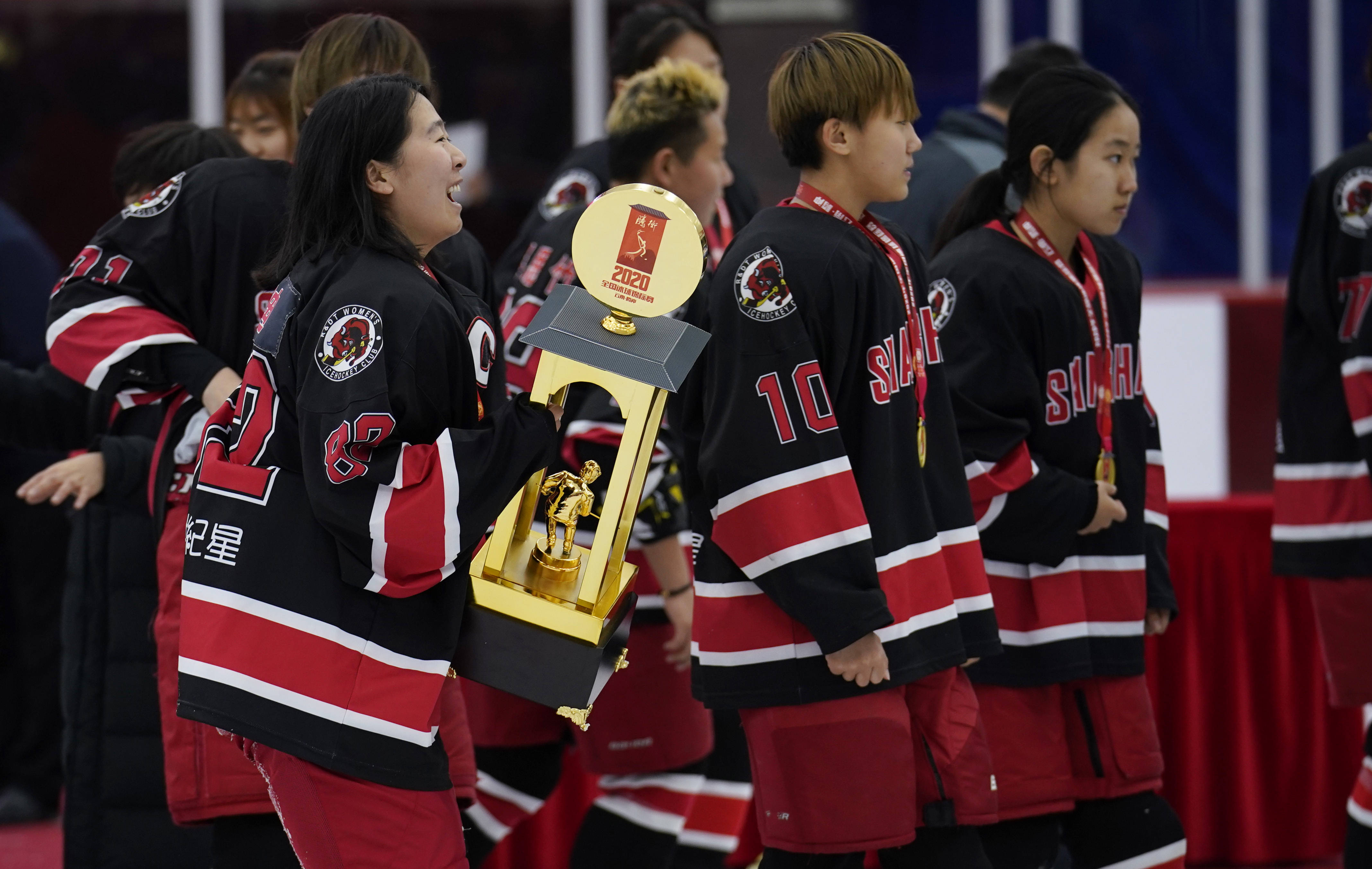 冰球全国锦标赛女子组上海队获得冠军