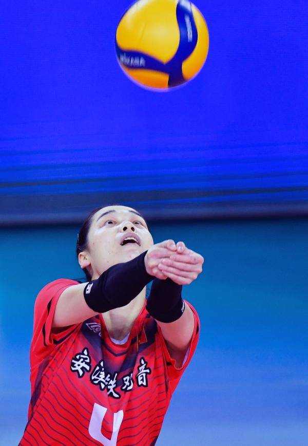 12月7日,河南队球员蔡晓晴(右一)在比赛中面对福建队三人拦网扣球.