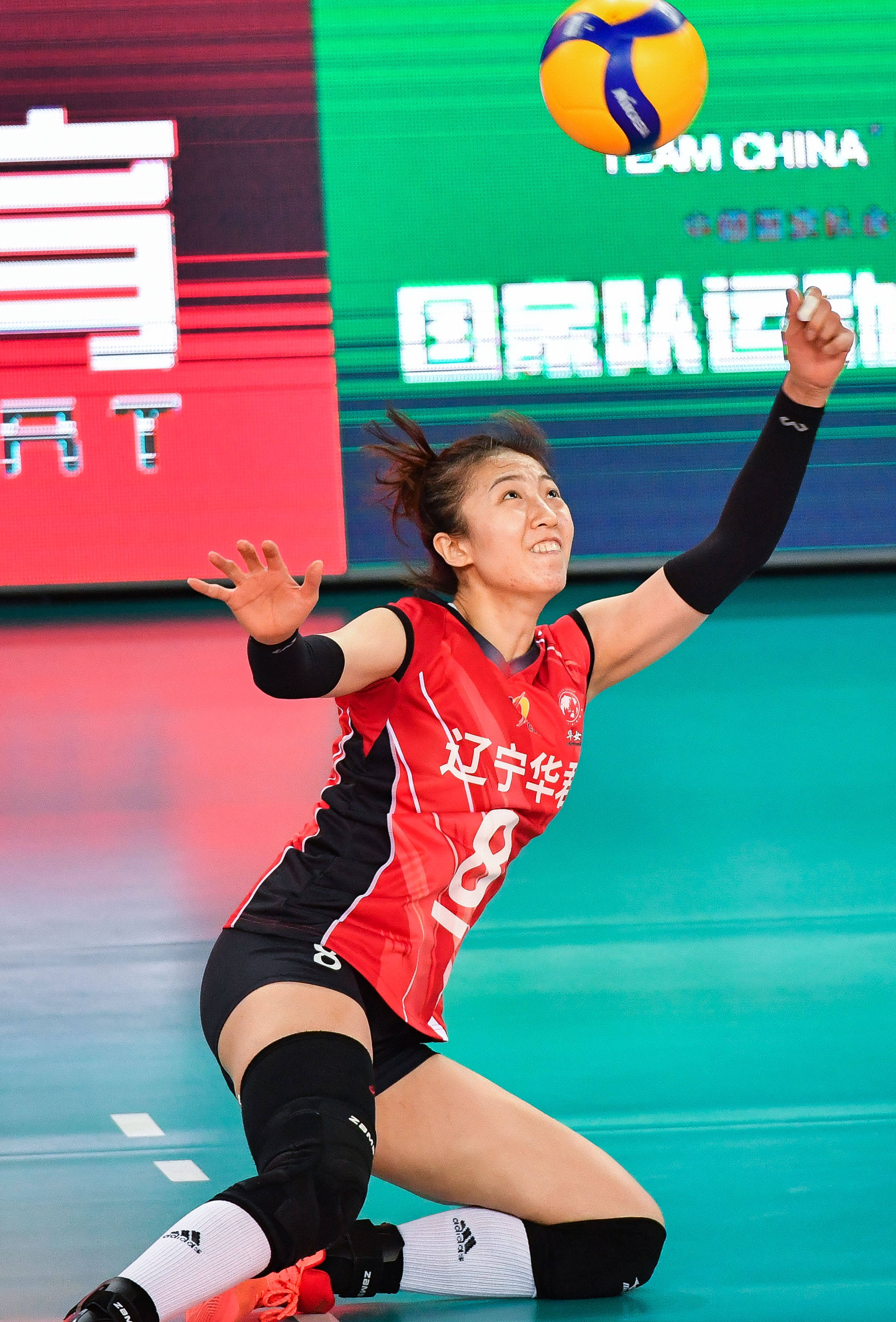 12月7日,辽宁队球员丁霞在比赛中救球.