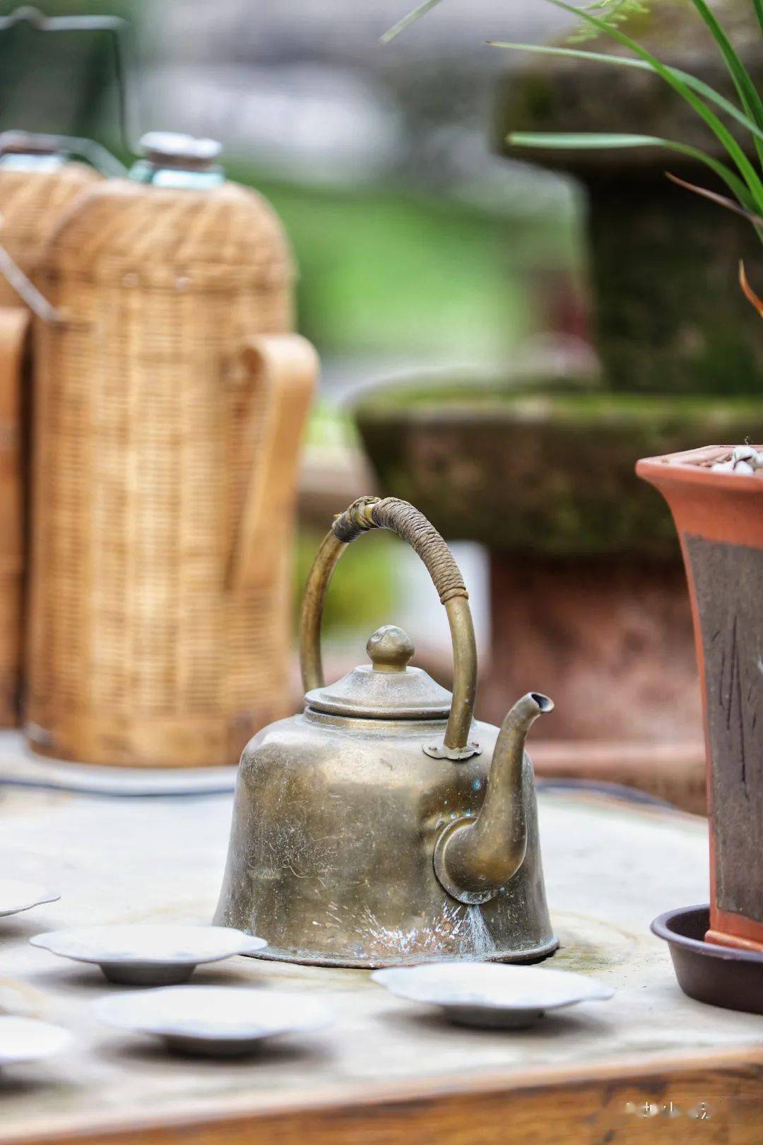 竹靠椅小方桌盖碗茶走去都江堰泡老茶馆