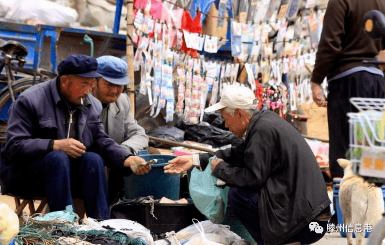 从今天起,滕州人出门要带点现金._老人