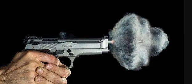 500s&w马格努姆左轮手枪子弹穿过双室枪口制退器一般来说普通手枪发射