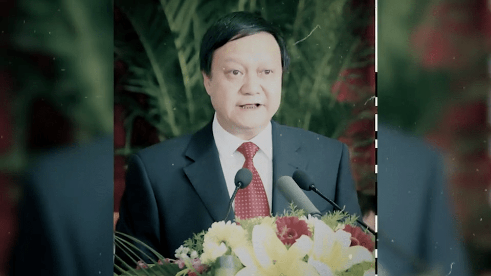 『拍案』云南大学原校长,"迷恋于山珍海味,流连于深宅大院"_吴松