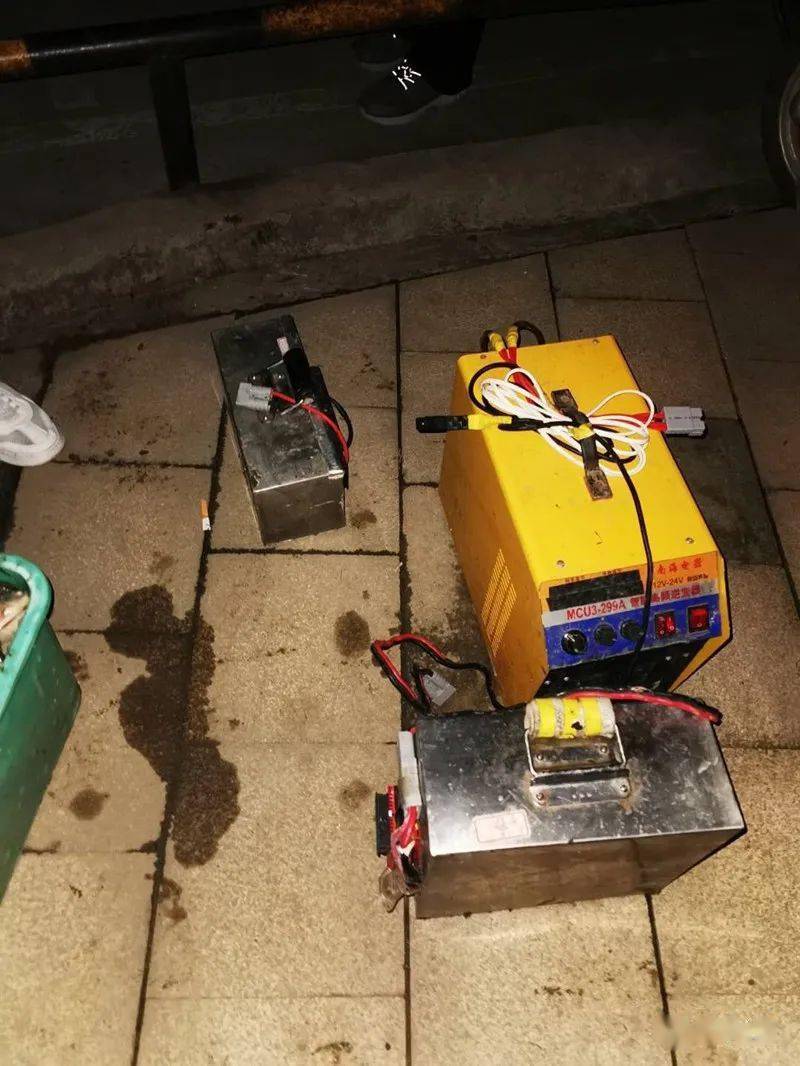 现场缴获电捕鱼设备1台,自制电瓶1个,鱼箱1个,大型盛鱼网1个,舀鱼兜1