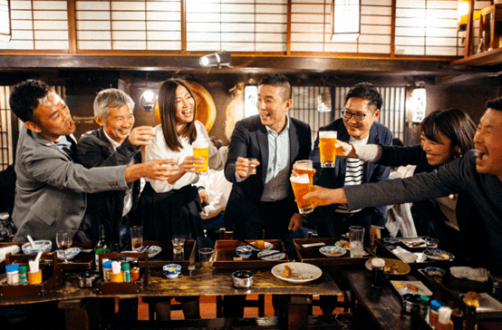 新冠疫情下居酒屋里欢笑不减为什么安静的日本人爱在这里放飞自我