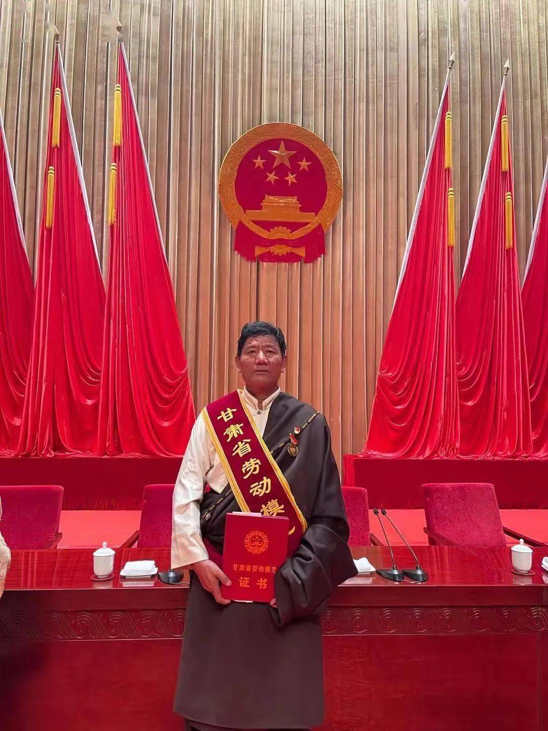 祝贺碌曲拉毛才让荣获甘肃省劳动模范