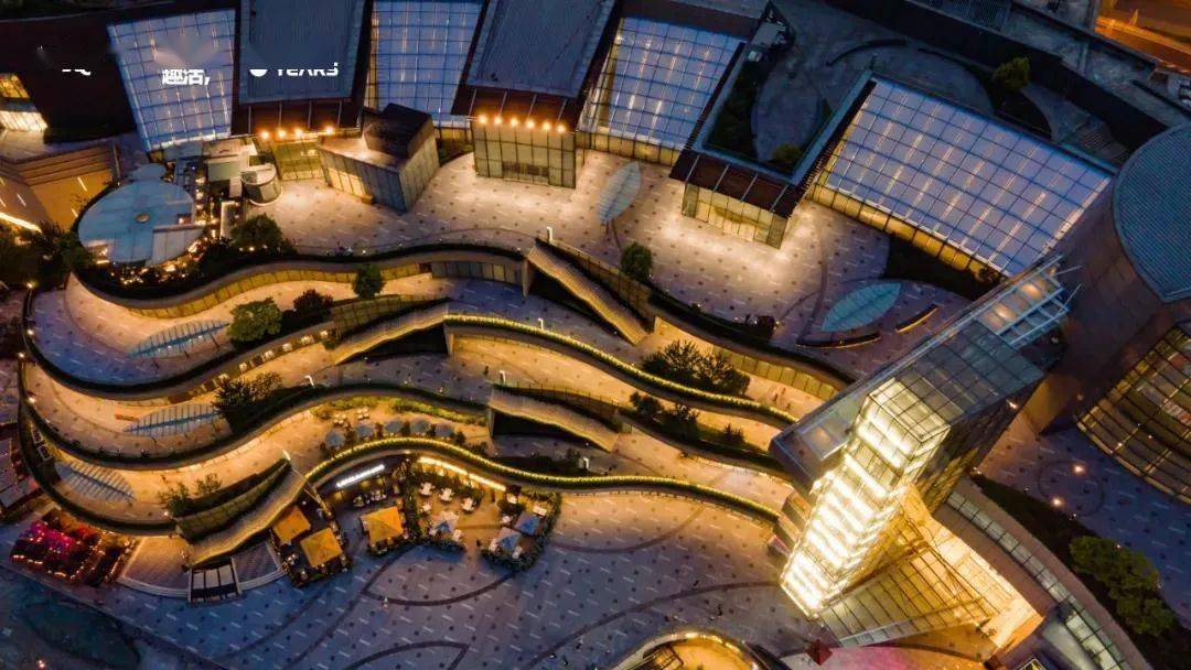 购物中心另类吸睛场自然灵动的退台设计让人一眼万年