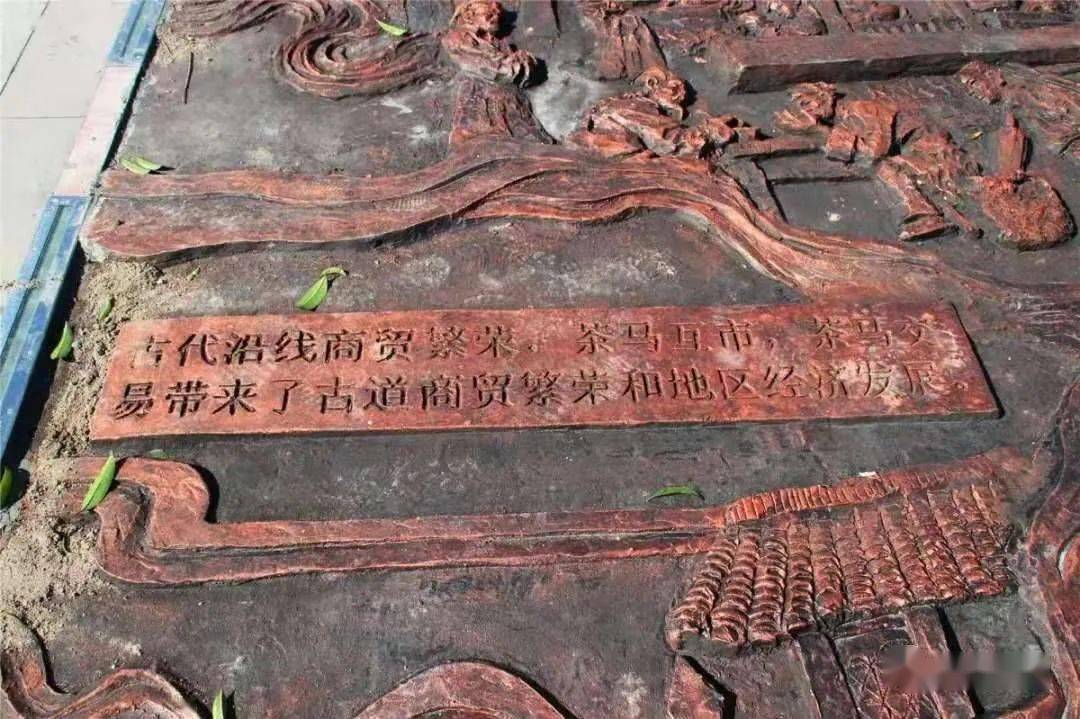 浮雕大师韩德雅正在为步游道上的茶马古道浮雕图进行最后的装饰工作
