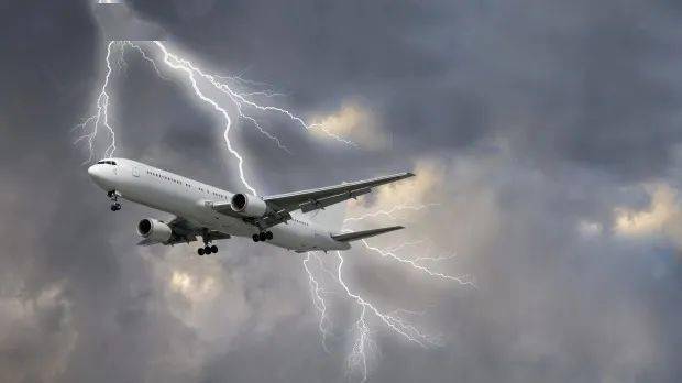 新西兰航空飞行途中被雷电击中乘客听到巨大的爆炸声