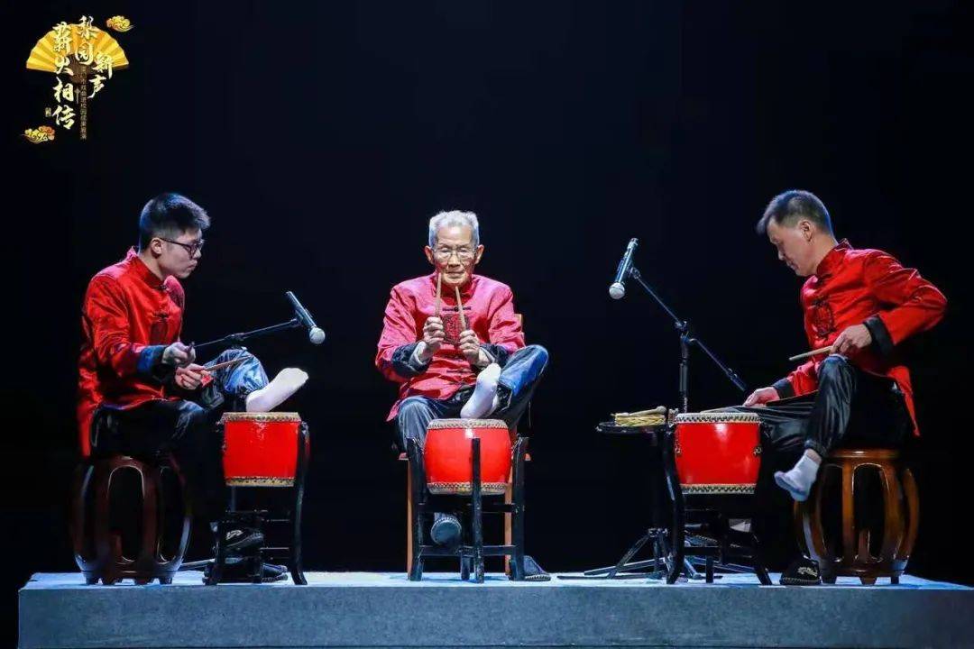 压脚鼓》里与亮眼的舞台呈现一样精彩舞台背后的传承故事短短90分钟的