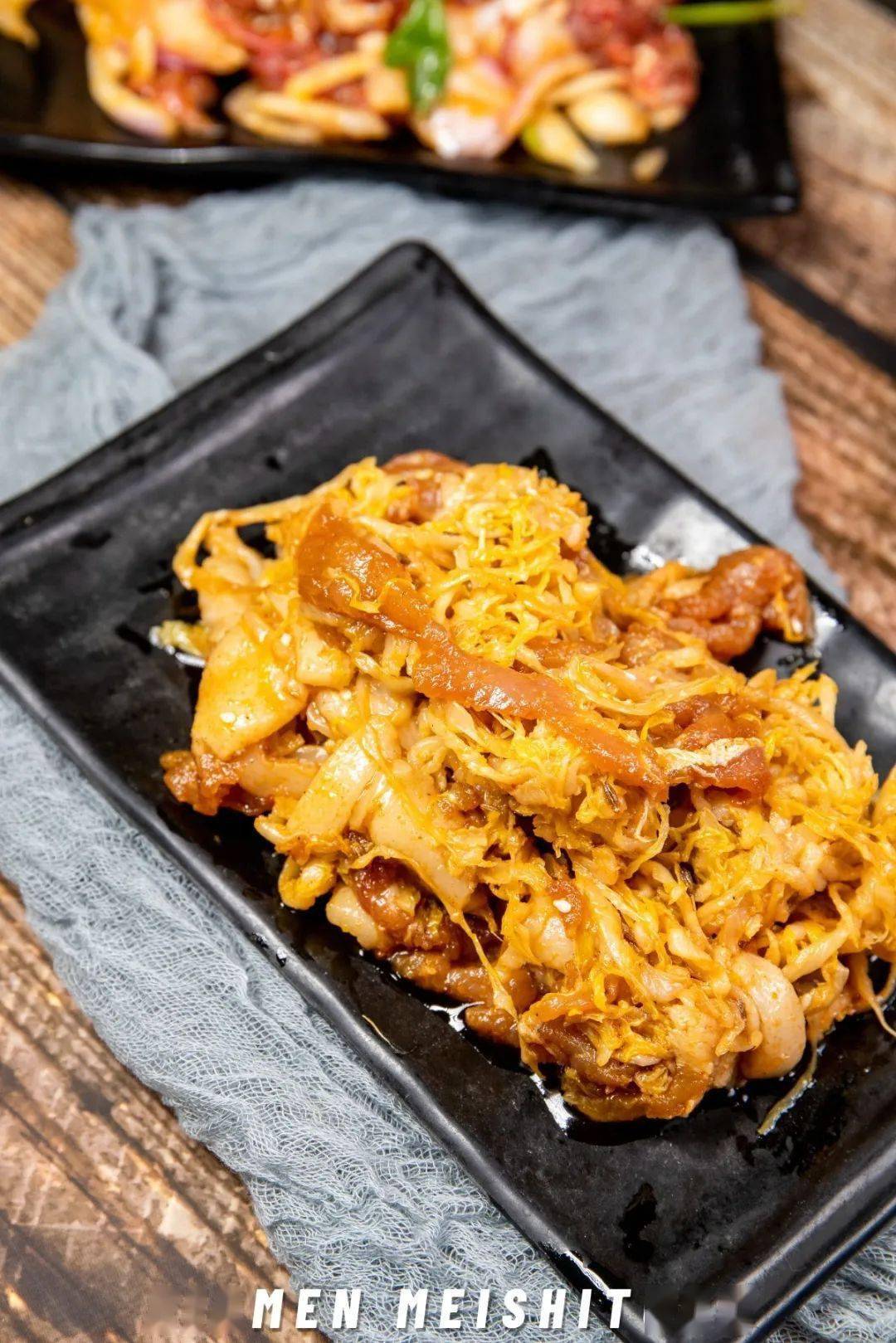 店里大火的酸菜烤肉,充分展示着东北人的豪爽,分量十足.