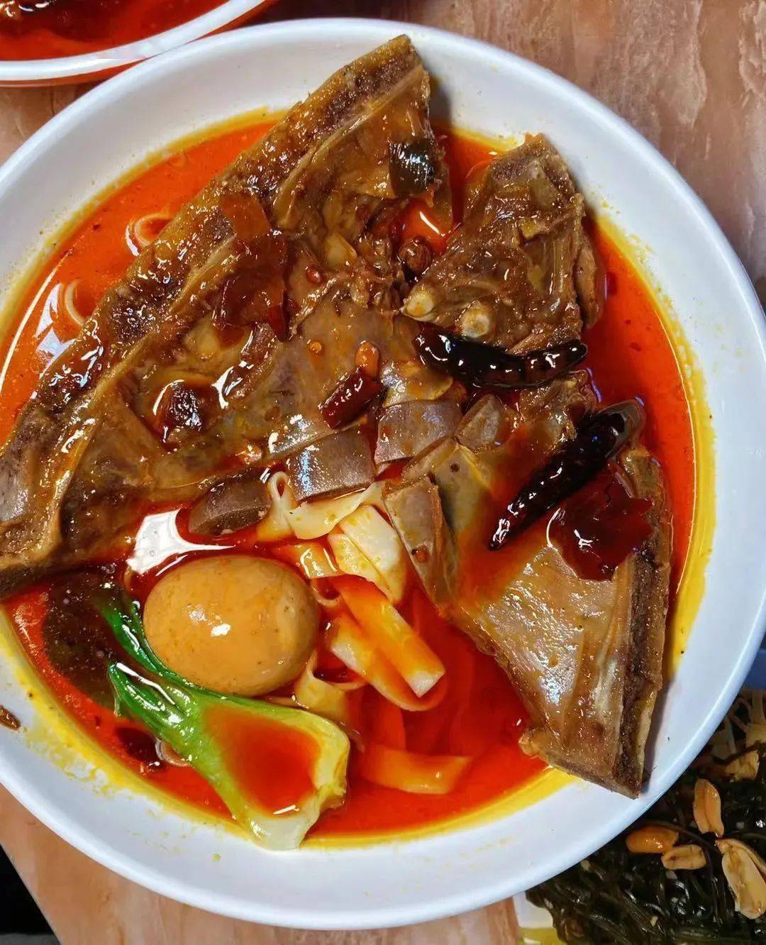 19一碗的面条不嫌贵还都抢着吃比手大的牛排全是肉好吃实在