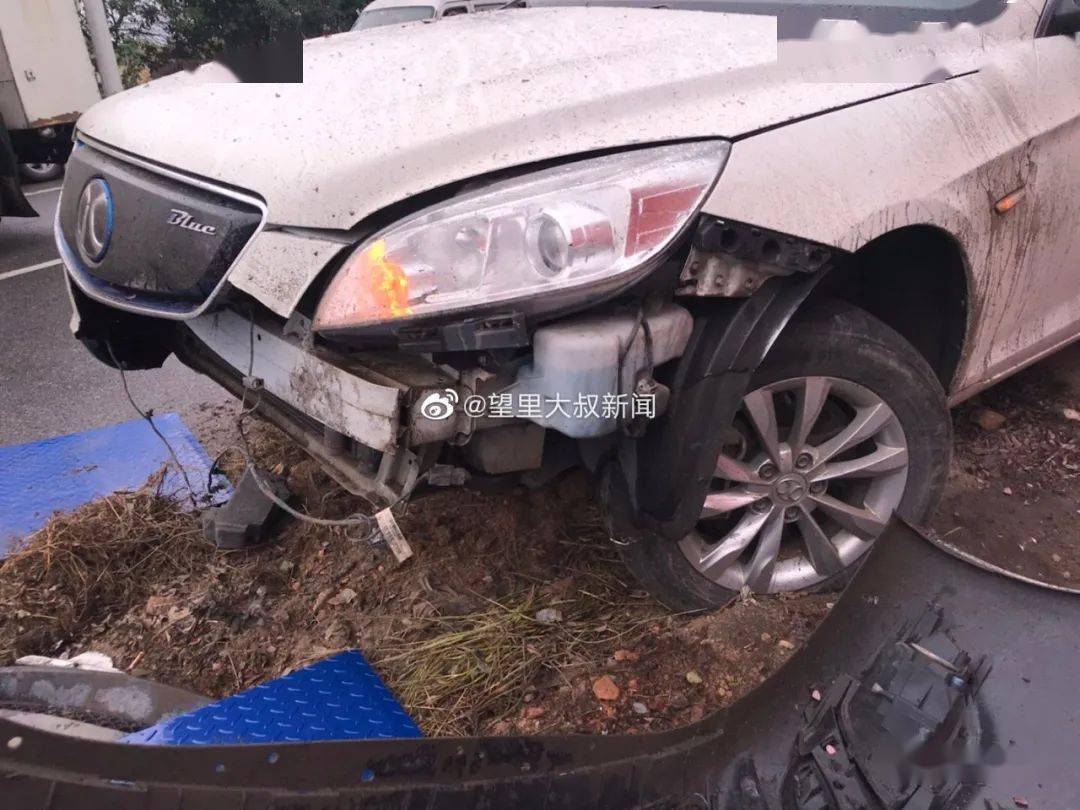 今天下午,龙金大道钱库镇宇宙集团前发生一起交通事故,现场一辆小车飞