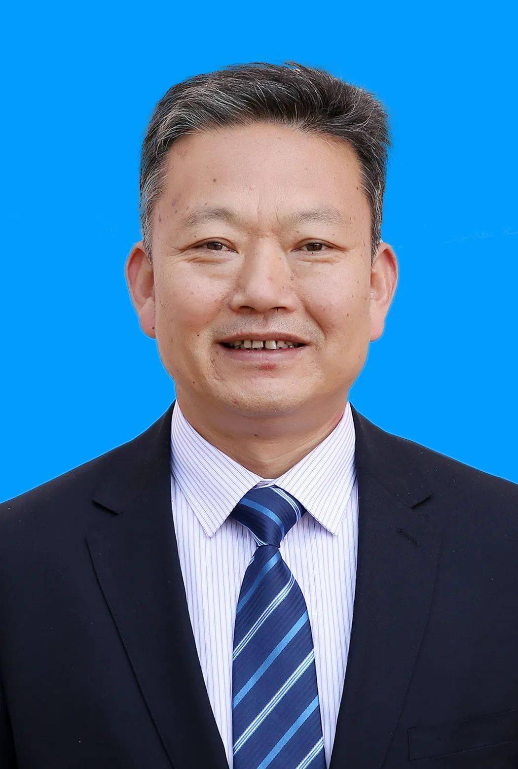 段东晓,男,汉族,1969年5月生,民盟盟员,甘肃镇原人,大学学历,理学学士