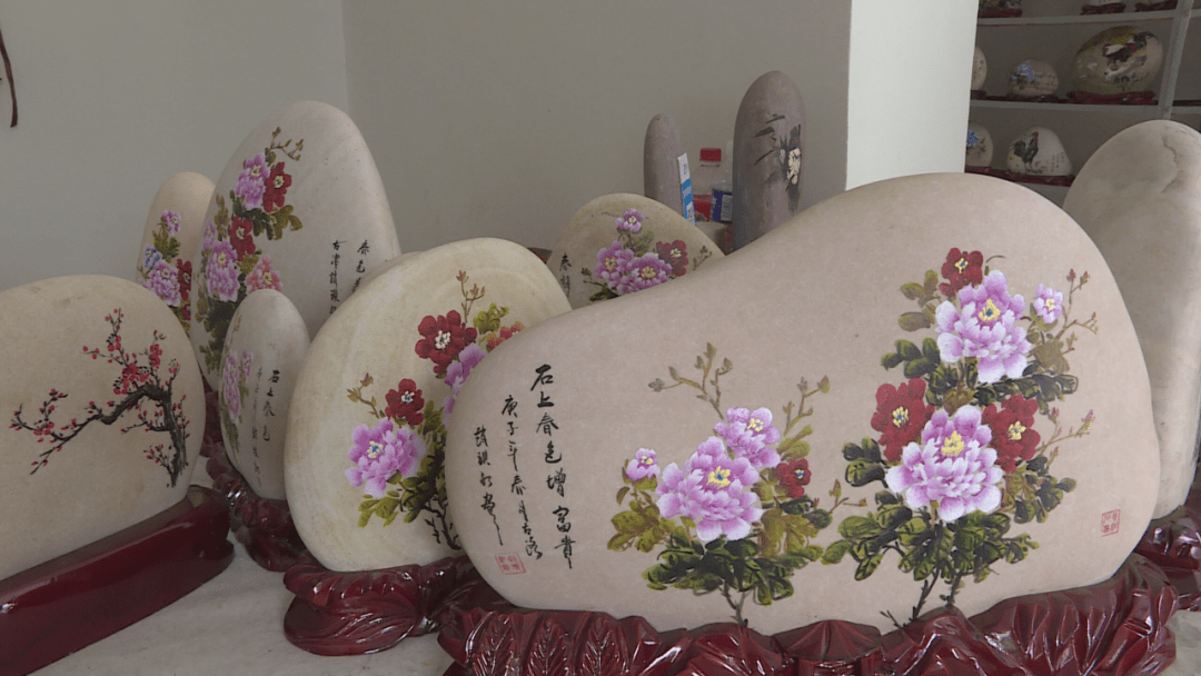 赵现红黄河石画拓宽致富新途径