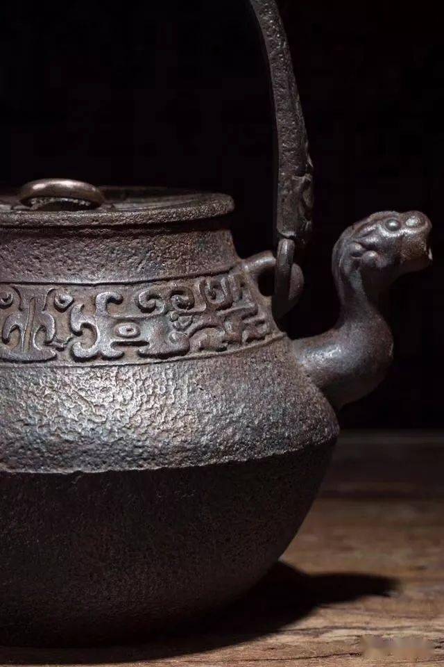 鉴赏二代藏六饕餮纹兽口铁瓶