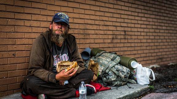 美国退伍老兵现状沿街乞讨生活心酸