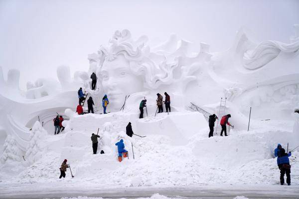 這是處於堆雪作業中的太陽島