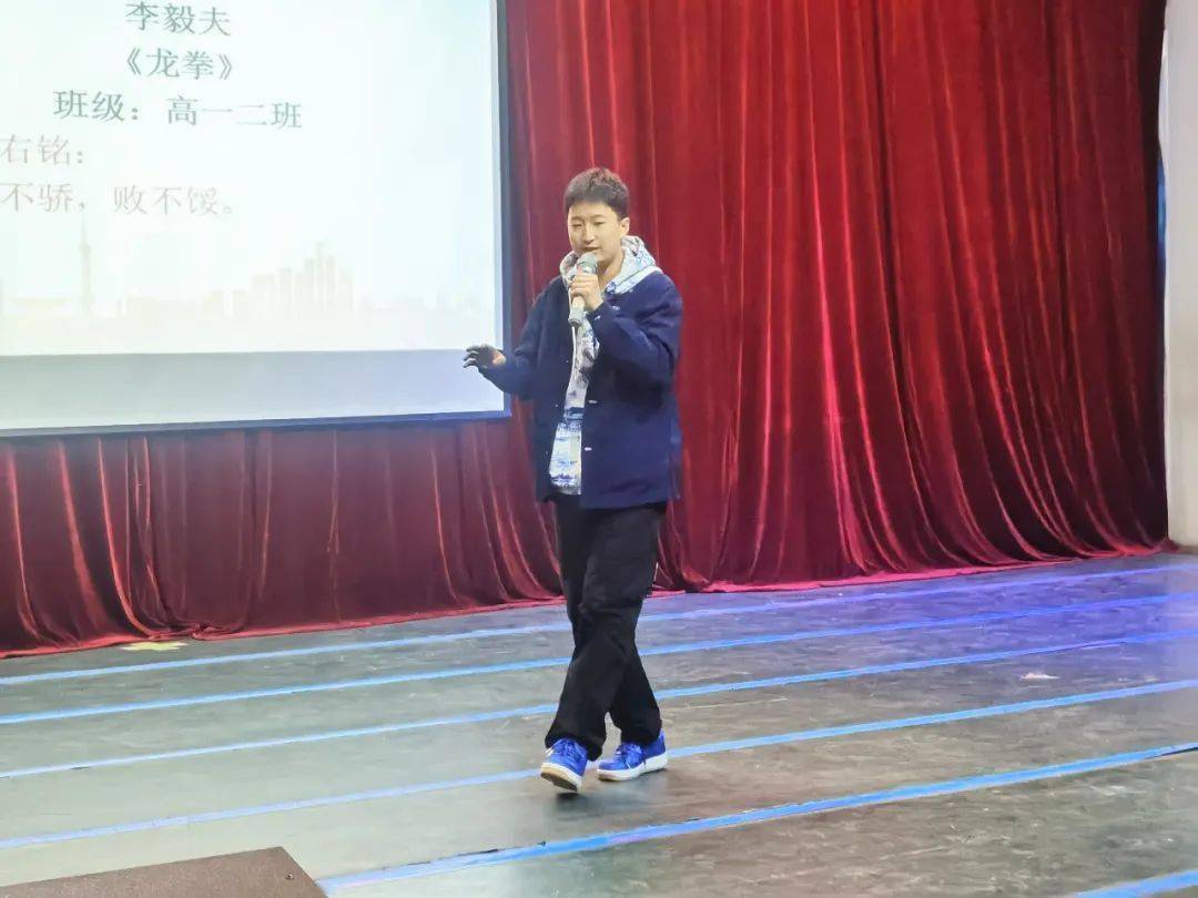 高一·二班 李毅夫《龙拳》特别参演:健美操社团左右滑动看啦啦队经过