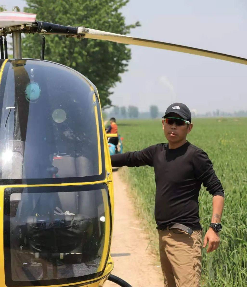 张继星和他的直升机2009年,张继星结束了15年职业越野赛车手生涯.