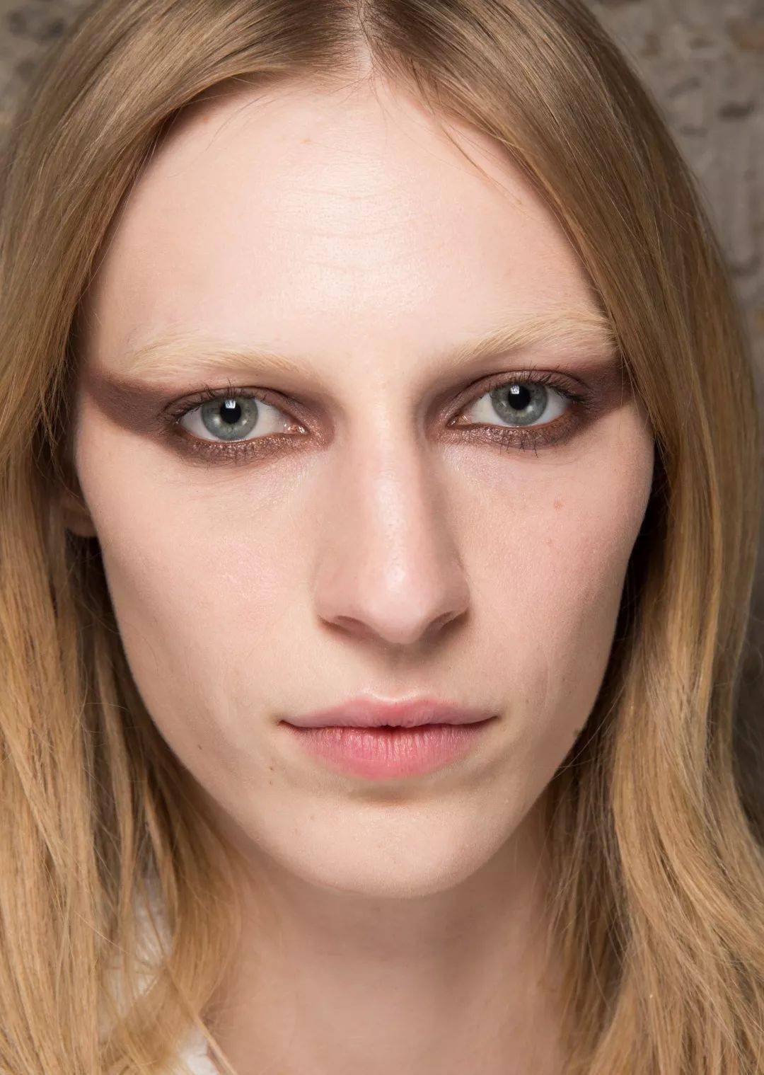 时尚圈流行的无眉妆气场无敌前卫高级