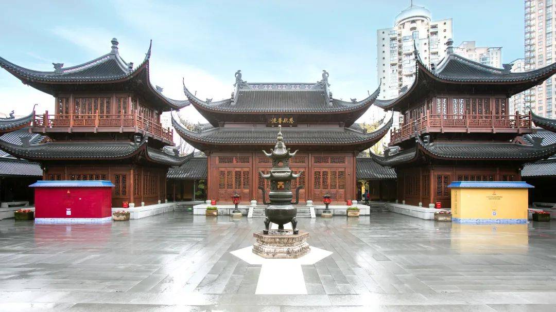 12月12日至21日期间,上海玉佛禅寺在观音殿两侧特设水陆法会祈愿墙,每