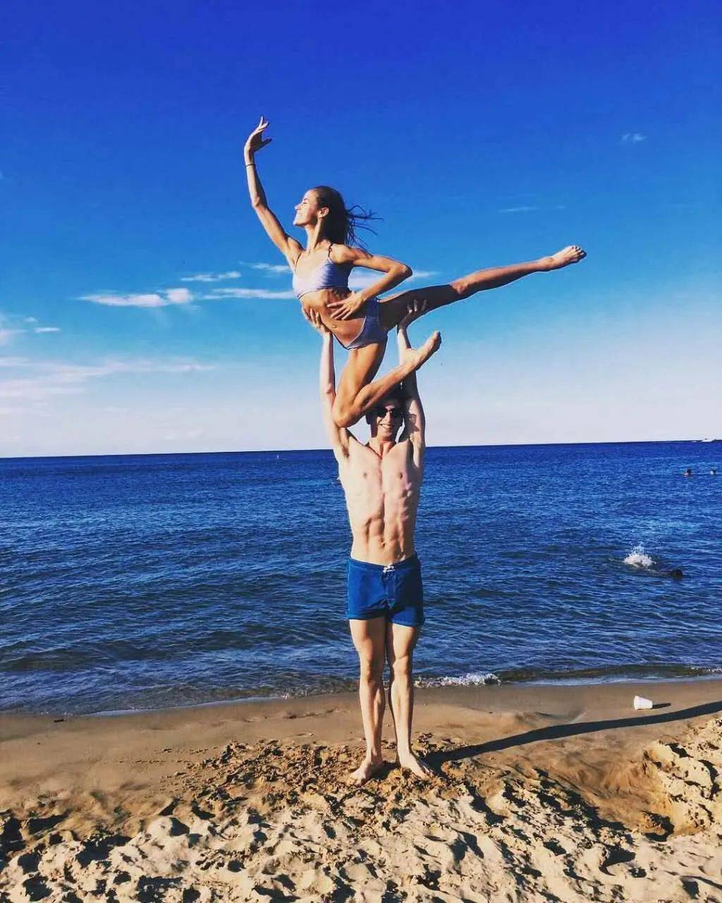 找个舞伴跳芭蕾在海边做浪漫的托举然后一起拍照吧