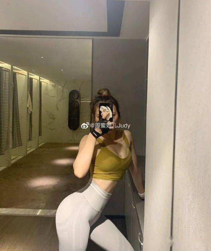 21岁上海翘臀女王晒自拍黄金妖身惹舔屏太致命了