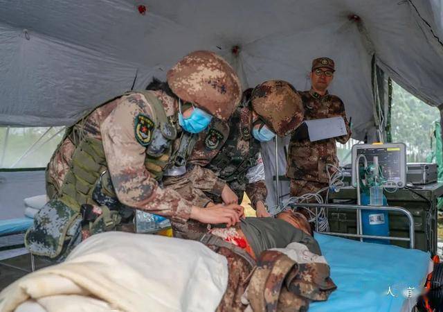 卫勤官兵对"伤员"贯穿伤进行处理官兵对伤员"伤口"进行包扎.