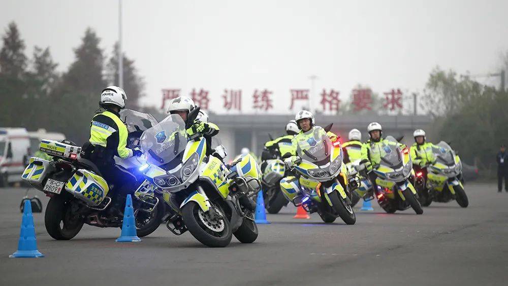 江苏省公安刘旸骑摩托图片