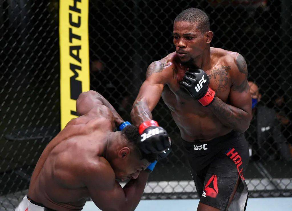 身高出众,臂展喜人的凯文-霍兰德,是中量级近年来上升最快的新星之一