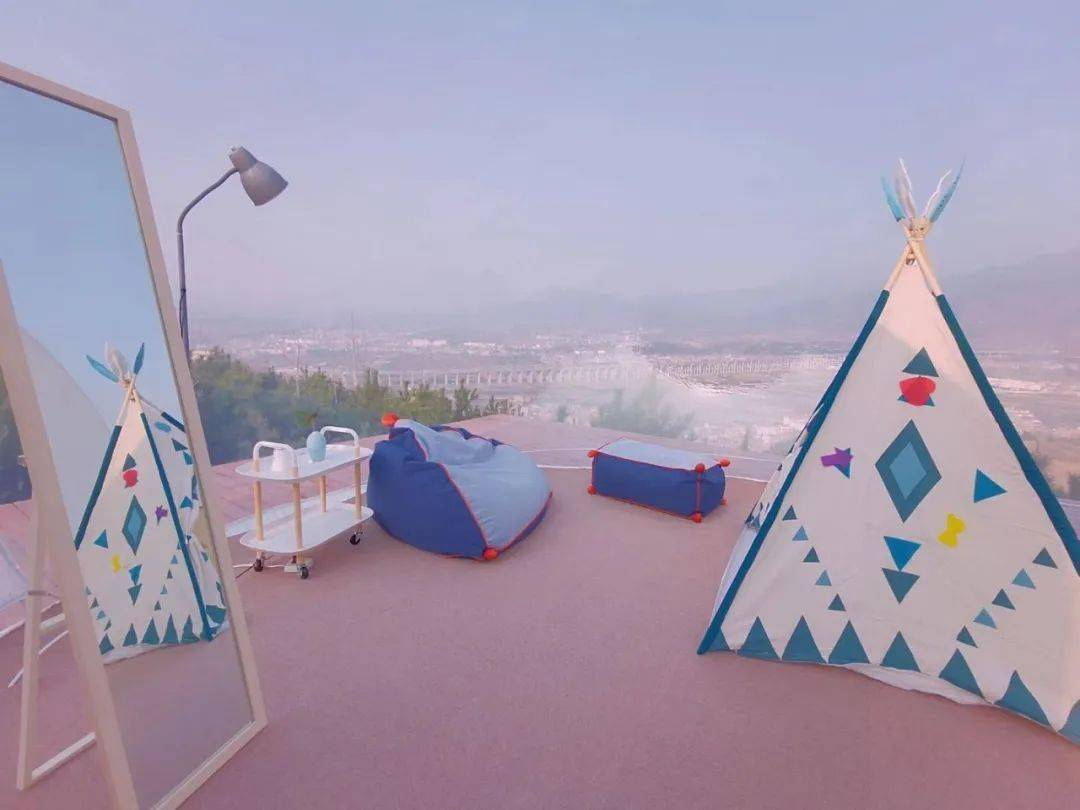 90后小伙枕月而眠星辰为伴 打造蓝田星空泡泡屋民宿