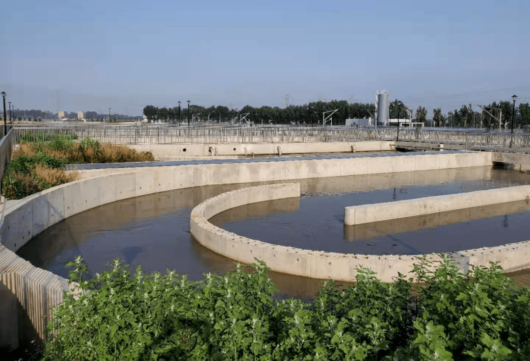 在河道中下游修建大型水力自控翻板拦河闸,橡胶坝,挡水堰,对河道径流