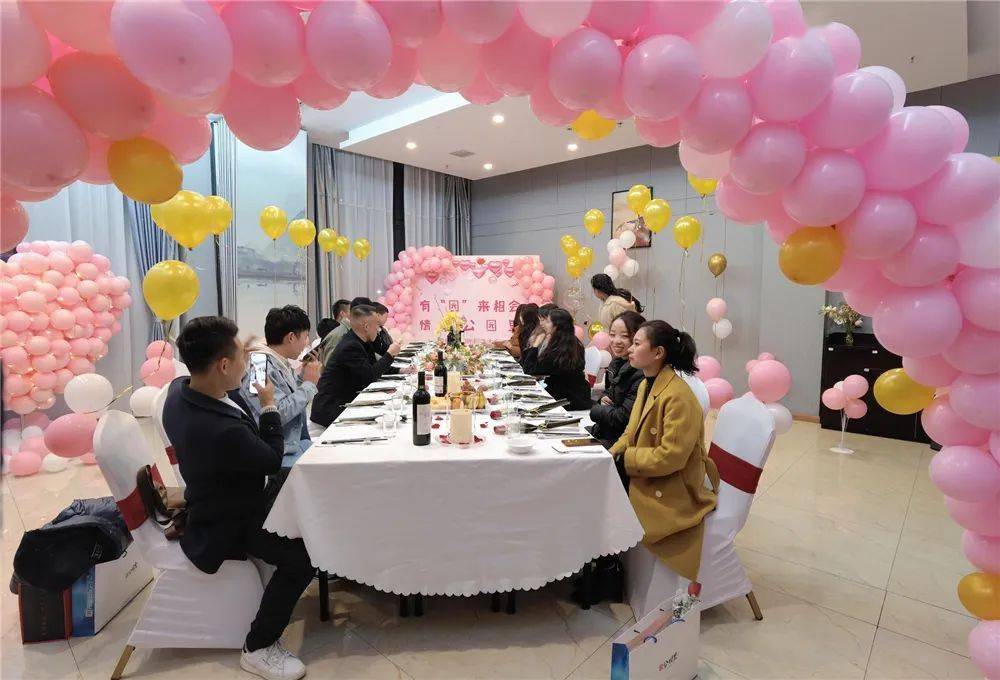 11对男女青年牵手成功边城印象公园里首届相亲大会圆满结束