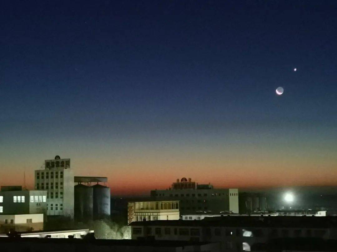 巴彦淖尔摄影师拍下金星合月浪漫画面