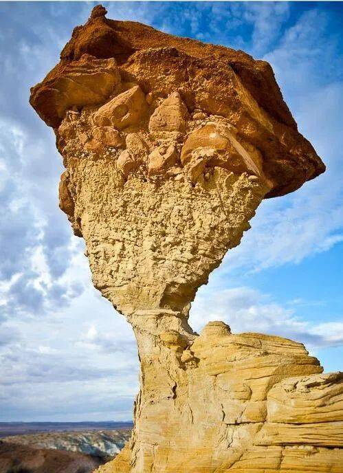 不过好怕它随时会坍塌这巨石的形状跟个铆钉似的这石头定力应该是摔