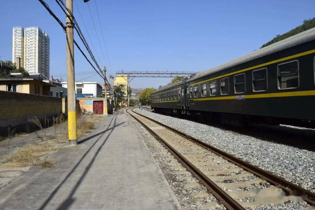 一位曾从北京到铜川工作的"三线"工人是这样描述这条铁路运行的: 1966