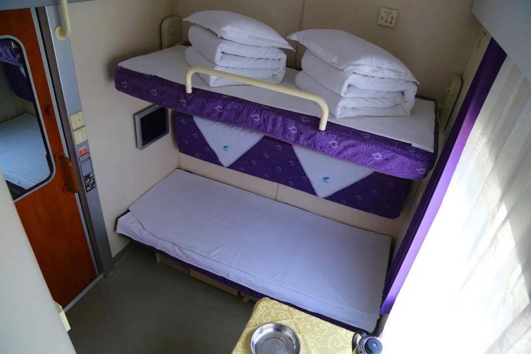 软卧车厢会有9个包厢软卧车厢铺位会相应减少或广播室车厢如设有残疾