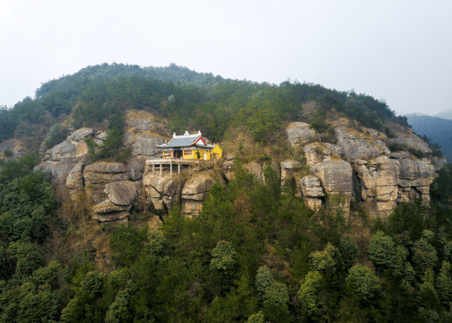 六石街道境内有省级风景旅游名胜区落鹤山,"中共东阳县一大会址"