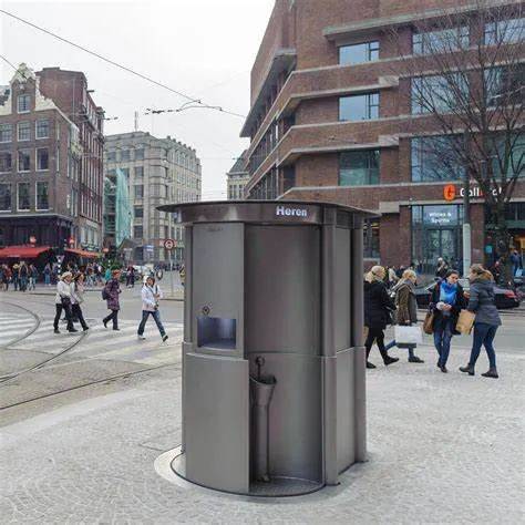 荷兰搞了个从地下冒出来的公厕但你去的时候可要小心点