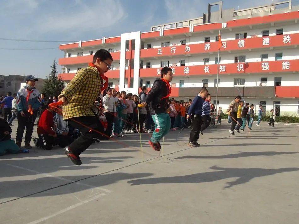形成终身体育的良好意识与习惯,秦安县兴国镇第五小学于近日举行了"绳