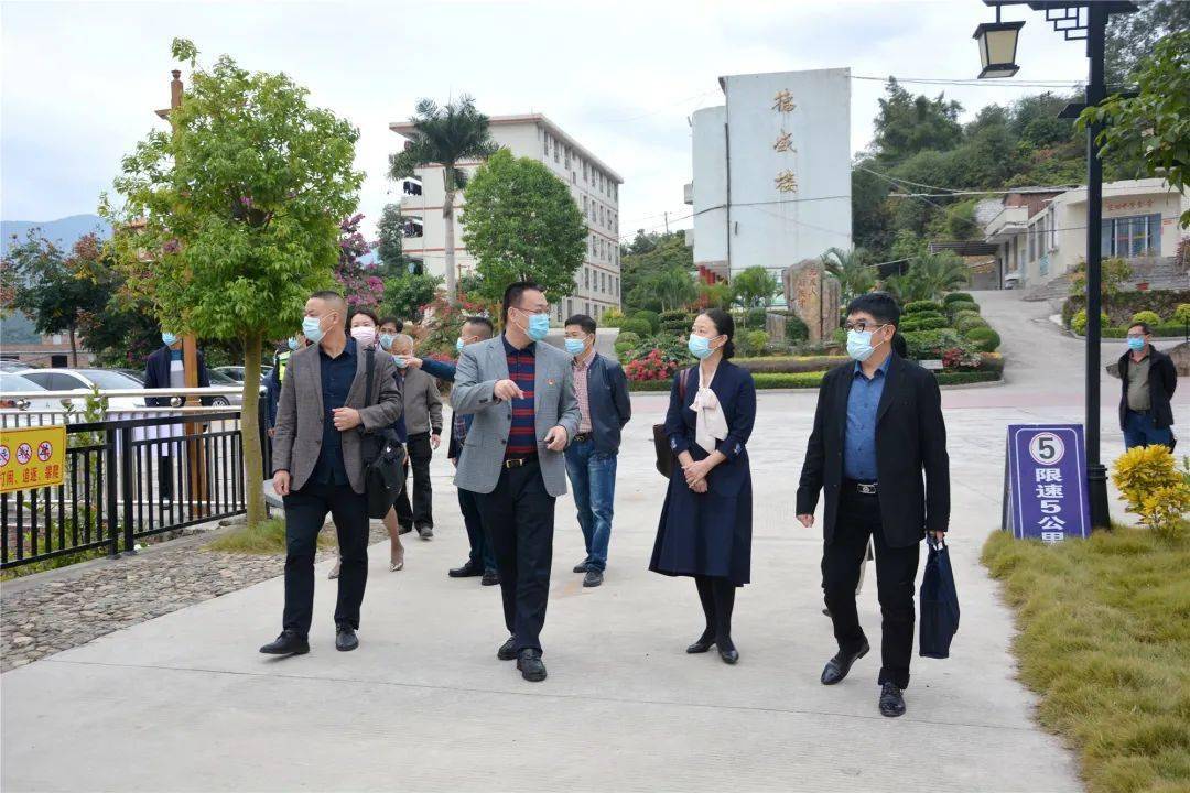 校长答辩,查阅资料,调查问卷,师生座谈,旁听上课等形式对东田中学办学