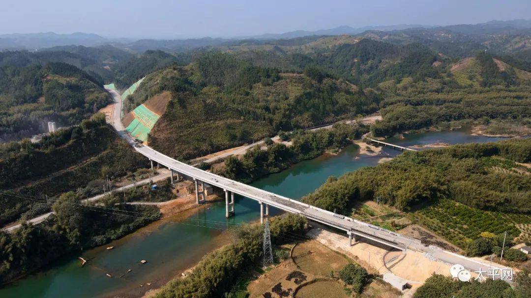 太平網親臨現場報道荔玉高速即將通車藤縣東榮連接線正在搶進度