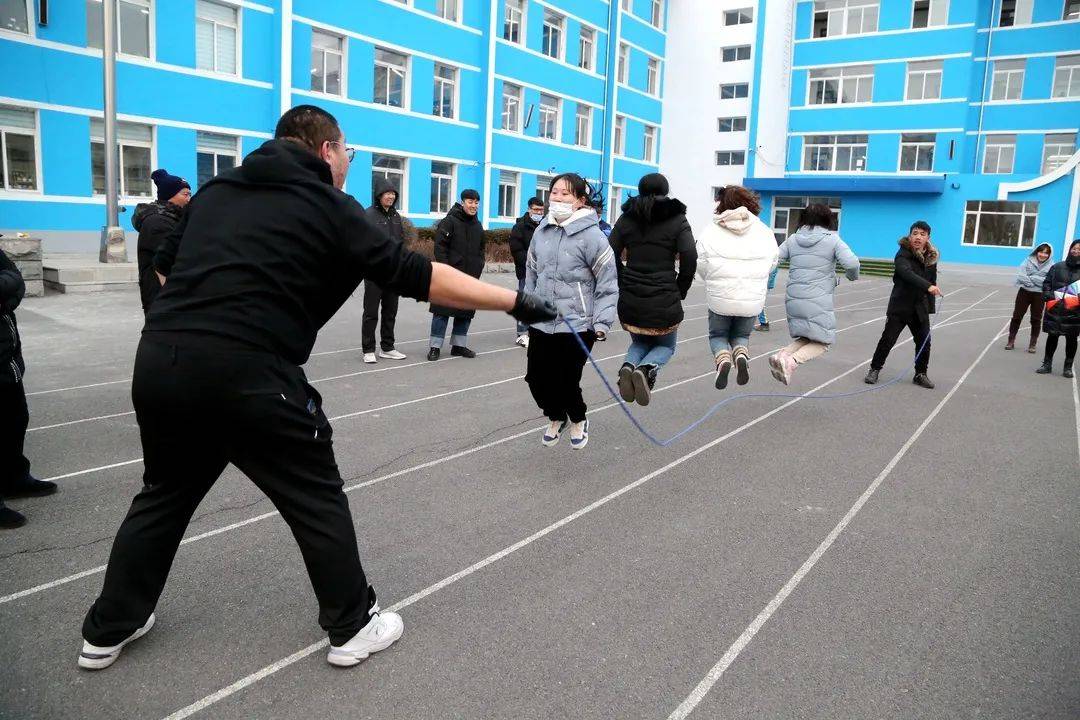 团结协作奋勇争先通钢二中举行教师跳绳比赛活动